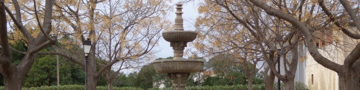 Photo "Cers (Hérault) - fontaine." by Fagairolles 34 (Creative Commons Attribution-Share Alike 4.0) / Cropped from original