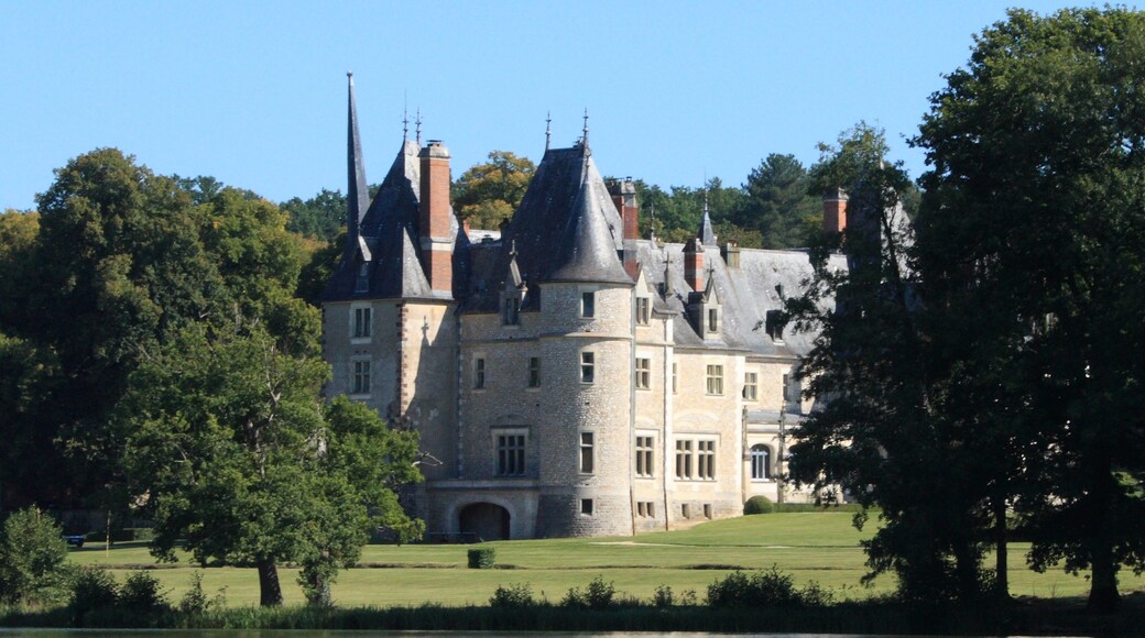 Photo "Château de la Verrerie" by Dmitry Gurtovoy (CC BY) / Cropped from original