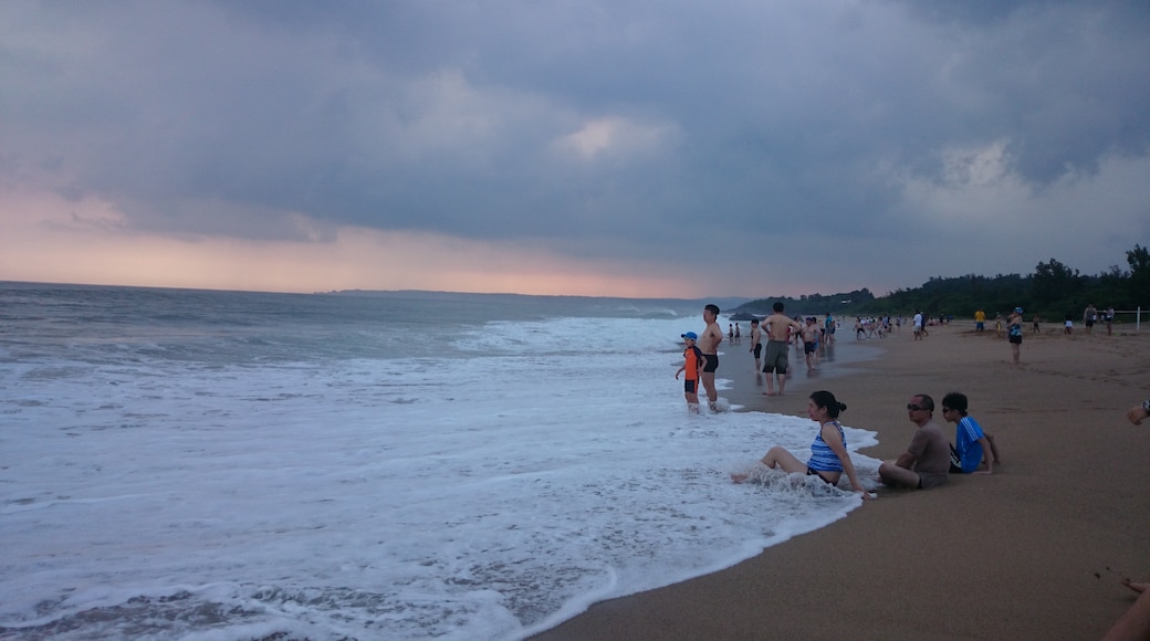 Photo "Kenting Beach" by Adonis Lin (CC BY) / Cropped from original