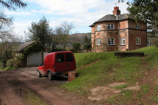 Foto “Hillhampton” tomada por Philip Halling (CC BY-SA); recorte de la original