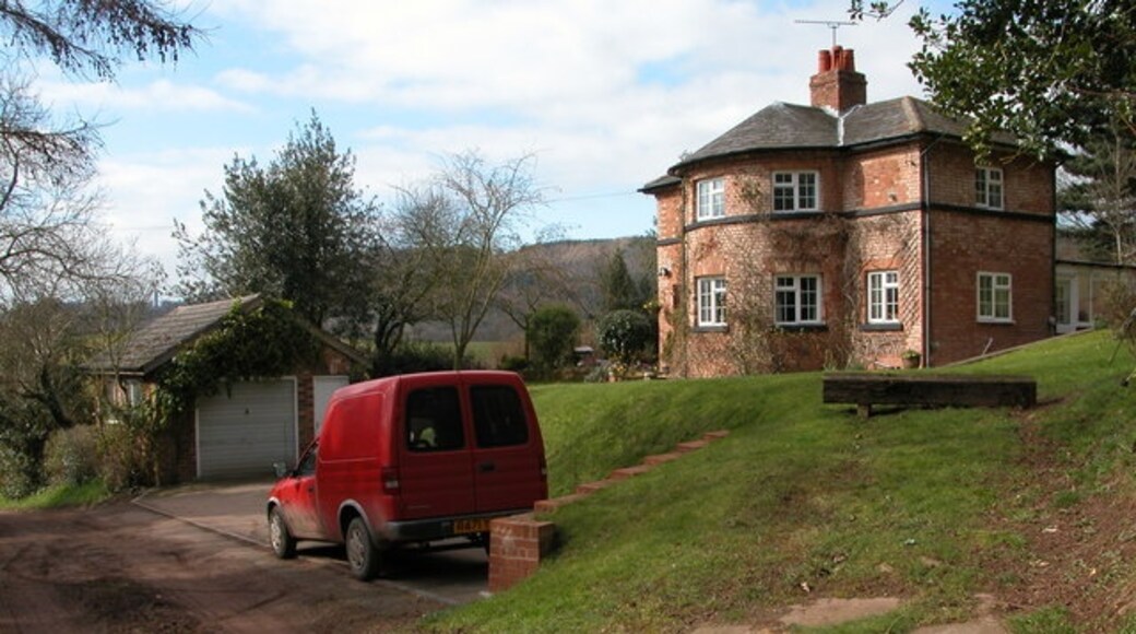 "Hillhampton"-foto av Philip Halling (CC BY-SA) / Urklipp från original