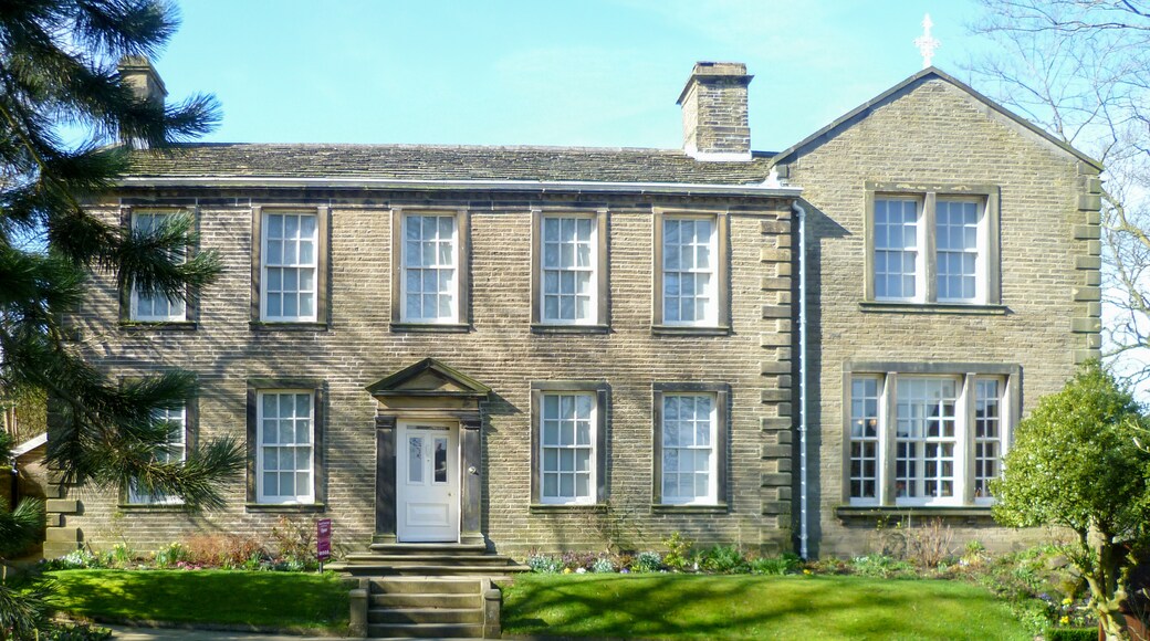Photo "Bronte Parsonage Museum" by DeFacto (CC BY-SA) / Cropped from original