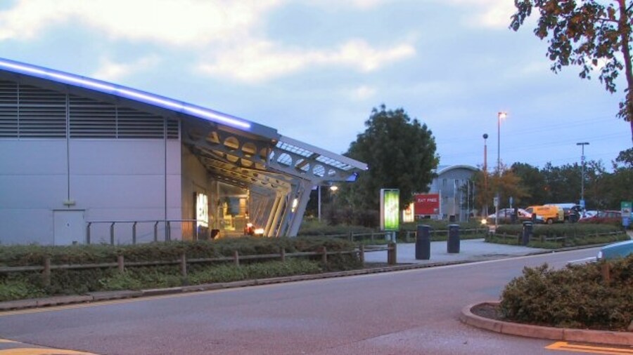 Photo "Dawn at South Mimms. View of the service building at South Mimms on the M25 motorway" by Roger May (Creative Commons Attribution-Share Alike 2.0) / Cropped from original
