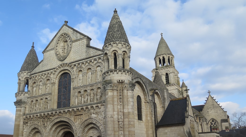 Foto "Iglesia de Notre-Dame-la-Grande" por Juliofsanguino (page does not exist) (CC BY-SA) / Recortada de la original