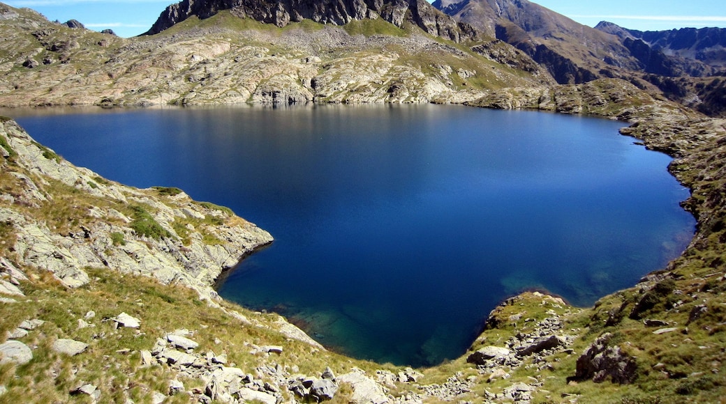 "Mariolas sjö"-foto av Simonjoan (CC BY-SA) / Urklipp från original