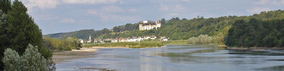 Photo "Eudes Ier, comte de Blois fit construire une forteresse à Chaumont pour protéger la ville de Blois des comtes d'Anjou. La forteresse d'origine fut brûlée et rasée par Louis XI en 1455, pour punir Pierre d'Ambroise de s'être révolté contre le pouvoir royal. Jacques Donatien le Ray, fils d’un gros bourgeois de Nantes achète le château en 1750. Il y donnait des fêtes populaires, ce qui préserva le château lors de la Révolution de 1789. Il reçoit Benjamin Franklin, Jean-Jacques Rousseau. Son fils, part pour le Nouveau Monde pour y fonder une colonie dans l'Ohio, du nom de Chaumont. Eudes I, Count of Blois built a fortress at Chaumont to protect the city of Blois Count of Anjou.The original fortress was burned and razed by Louis XI in 1455 to punish Pierre d'Amboise of having rebelled against the royal power. Jacques Donatien Le Ray, son of a rich bourgeois bought the castle of Nantes in 1750.He gave popular festivals, which preserved the castle during the Revolution of 1789.He received Benjamin Franklin, Jean-Jacques Rousseau.His son, left for the New World to establish a colony in Ohio, named Chaumont." by Daniel Jolivet (Creative Commons Attribution 2.0) / Cropped from original