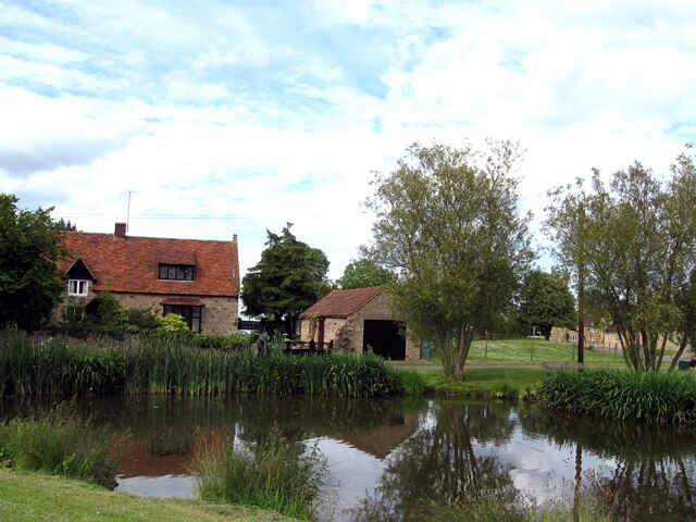 Foto „Brafield on the Green“ von Gordon Cragg (CC BY-SA)/zugeschnittenes Original