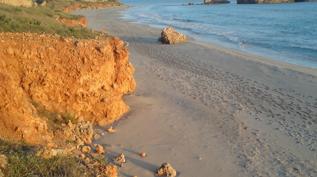 Foto „Strand von Binigaus“ von SSANTY (CC BY-SA)/zugeschnittenes Original