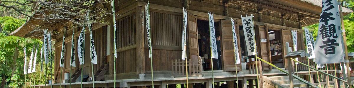 Photo "The Main Hall of Sugimoto-dera, the oldest temple in Kamakura." by undefined () / Cropped from original