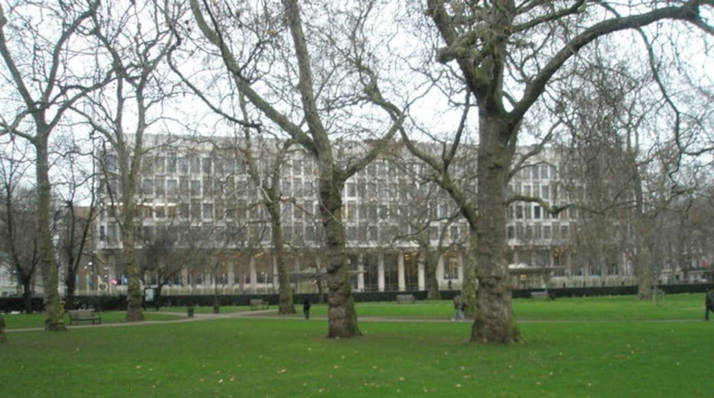 Photo "Grosvenor Square" by Basher Eyre (CC BY-SA) / Cropped from original