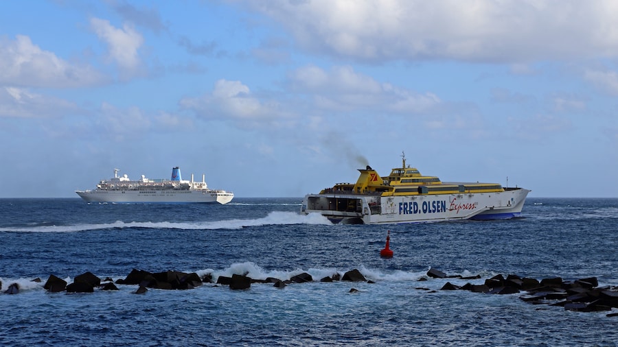 Photo "Ships leaving the port of Santa Cruz de La Palma (Canary Islands). Left: cruise ship MS Thomson Spirit. Right: fast ferry HSC Benchijigua Express." by MJJR (Creative Commons Attribution 3.0) / Cropped from original