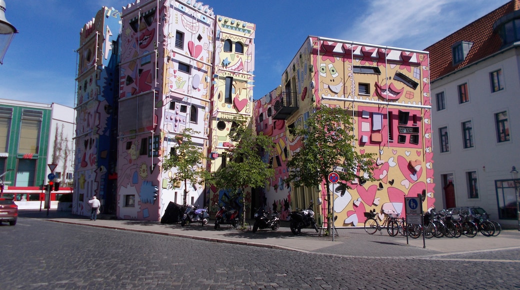 Photo "Happy Rizzi House" by Dat doris (CC BY-SA) / Cropped from original