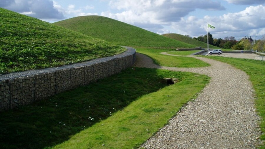 Photo "Northala Fields showing the two minor northern mounds. Photograph also shows the car park located at the Western Ave slip road entrance. The edge of the tallest mound is seen in the foreground." by J Taylor (Creative Commons Attribution-Share Alike 2.0) / Cropped from original