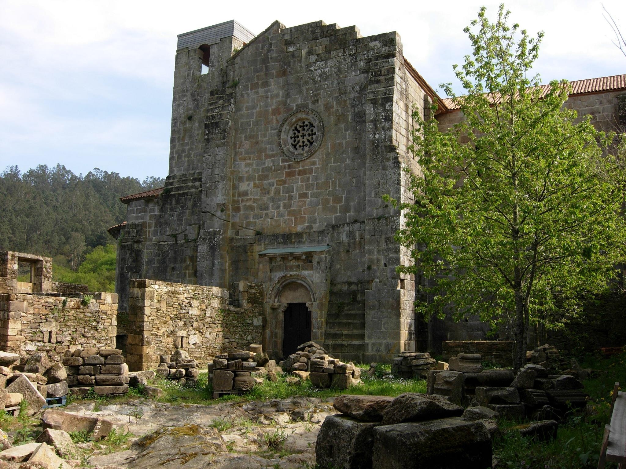Hastial septentrional de la iglesia y sillares depositados en el patio del monasterio.