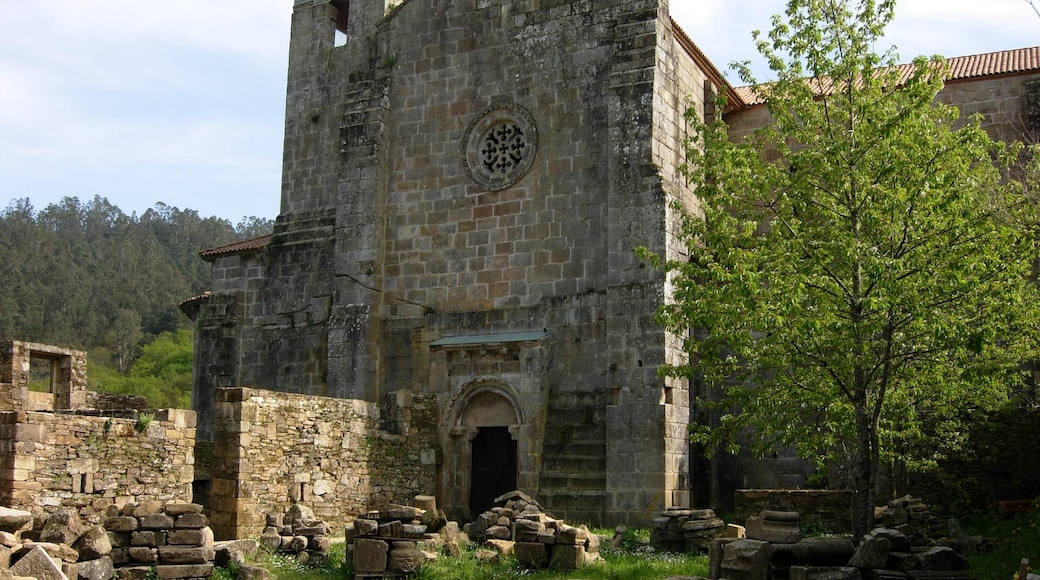 Foto ‘Mosteiro de Carboeiro’ van José Antonio Gil Martínez (CC BY) / bijgesneden versie van origineel