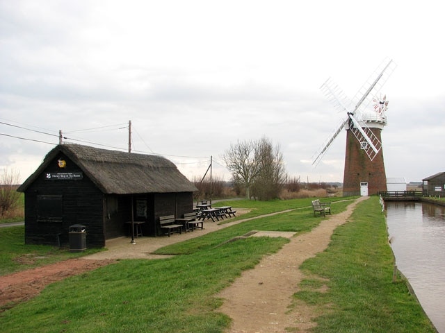 Busy during the summer, at this time of the year the moorings are deserted. Both the mill and the café and gift shop (the thatched building seen at left) are closed until the end of February.