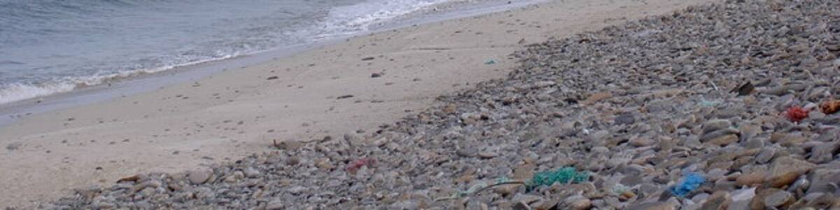 Photo "Beach at Bay of Grobust View of Grobust, towards cliffs at Trenabie" by Isla17 (Creative Commons Attribution-Share Alike 2.0) / Cropped from original