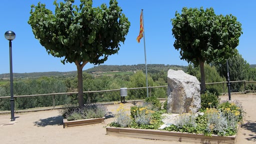 Photo "El Pla del Penedes" by Mika Auramo (CC BY) / Cropped from original