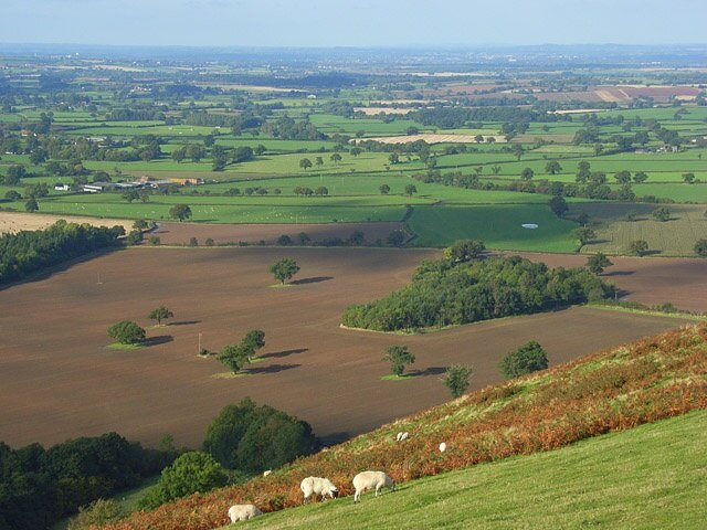 Foto "Longnor" por Andrew Smith (CC BY-SA) / Recortada de la original