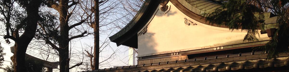 Photo "二日市八幡宮の本殿と鳥居" by そらみみ (Creative Commons Attribution-Share Alike 4.0) / Cropped from original