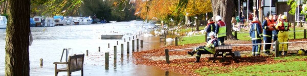 Photo "River Green, Thorpe in flood" by Martin Thirkettle (Creative Commons Attribution-Share Alike 2.0) / Cropped from original