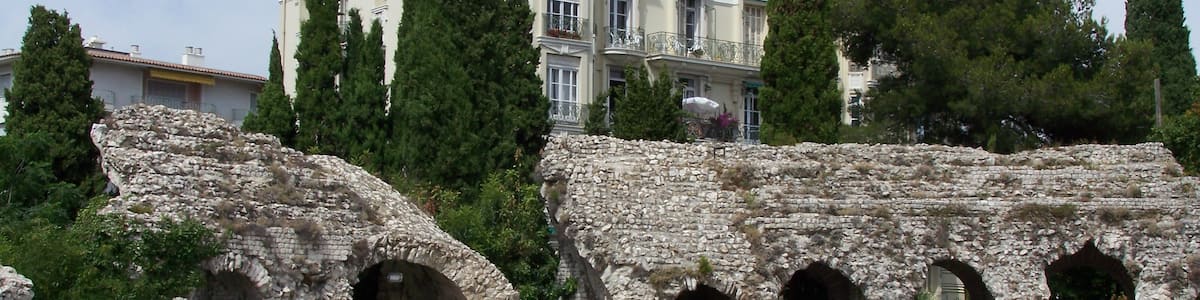 Photo "Ruines des arènes romaines de Cemenelum, dans le quartier de Cimiez à Nice (Alpes-Maritimes, France)." by undefined () / Cropped from original