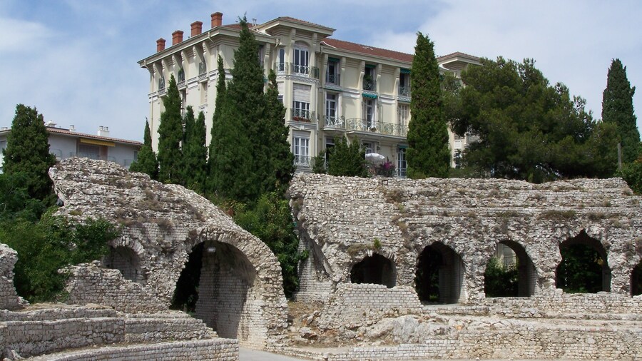 Photo "Ruines des arènes romaines de Cemenelum, dans le quartier de Cimiez à Nice (Alpes-Maritimes, France)." by undefined () / Cropped from original