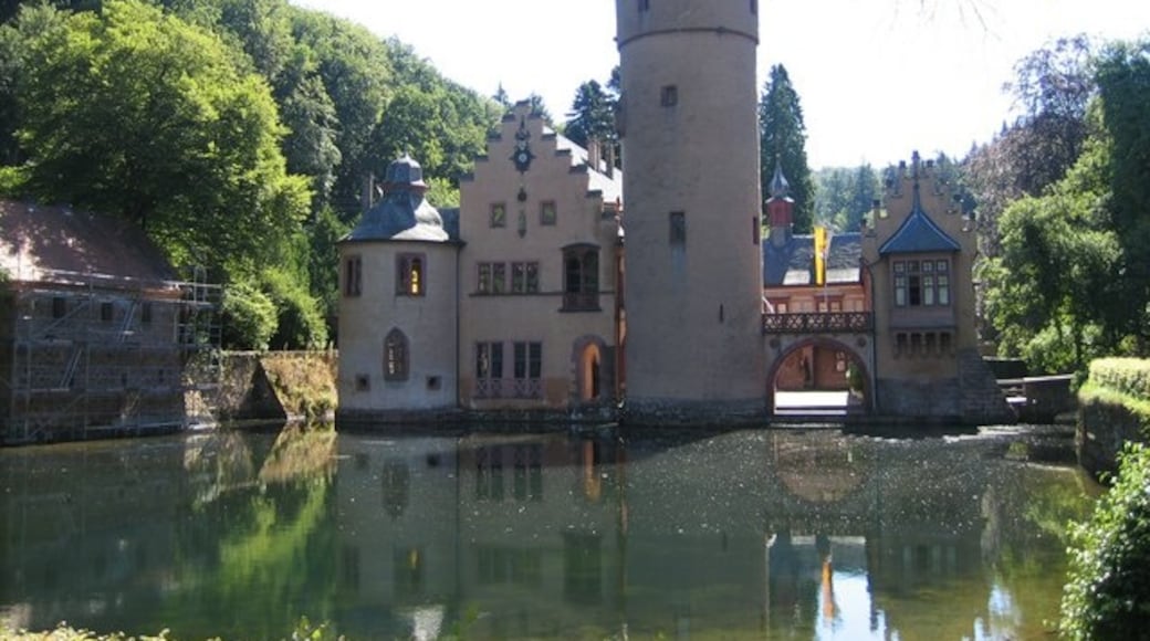 Foto „Schloss Mespelbrunn“ von Udo und Joan Fugel on geo.hlipp.de (CC BY-SA)/zugeschnittenes Original