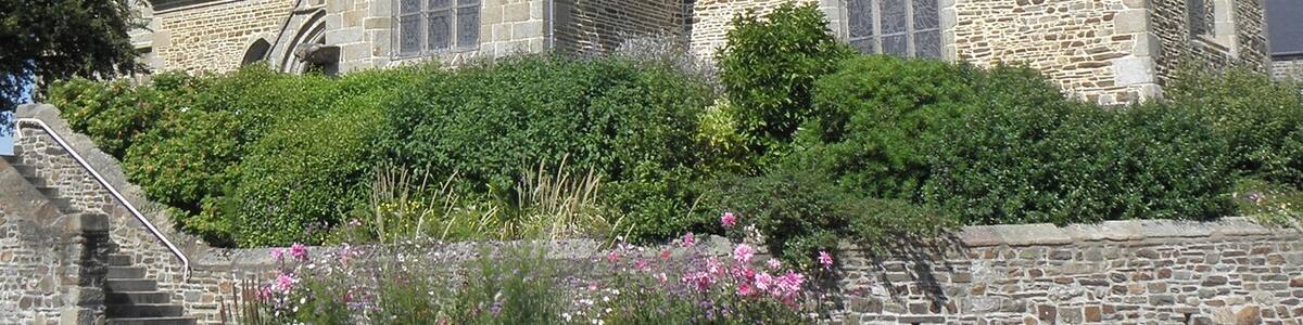 Photo "Église Saint-Martin, commune de Javené (35). Vue méridionale." by GO69 (Creative Commons Attribution-Share Alike 3.0) / Cropped from original