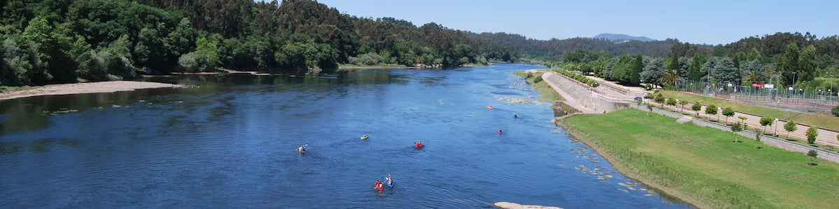 Photo "Rio Miño - Salvaterra de Miño - Parque" by Lucas Martínez Farra… (Creative Commons Attribution-Share Alike 3.0) / Cropped from original
