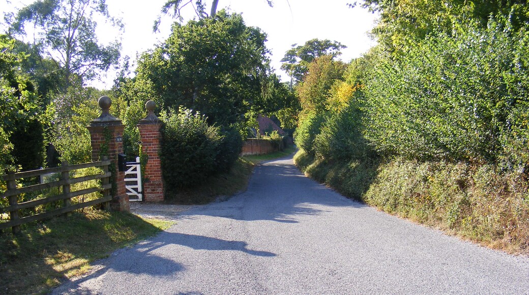 Foto "Marlesford" por Adrian Cable (CC BY-SA) / Recortada de la original