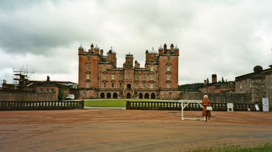 Foto "Drumlanrig Castle" por Christine Matthews (CC BY-SA) / Recortada de la original