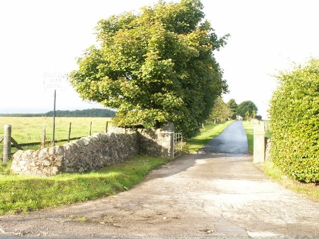 Gateway to Falfield Bank. Gateway and drive to Falfield Bank by Peat Inn.