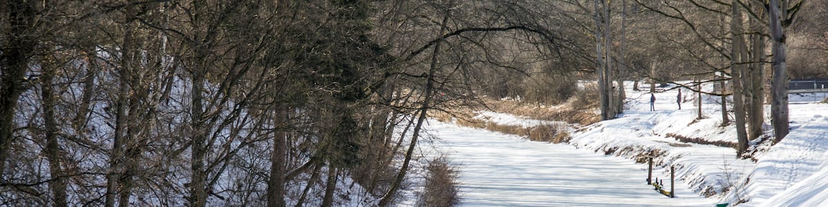 Photo "Dörlbacher Einschnitt nach Sanierung im März 2013" by Derzno (Creative Commons Attribution 3.0) / Cropped from original