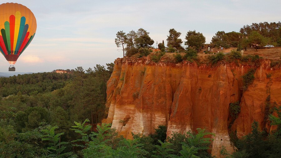 Photo "Ballon sur Roussillon" by Pierre Likissas (Creative Commons Attribution 3.0) / Cropped from original