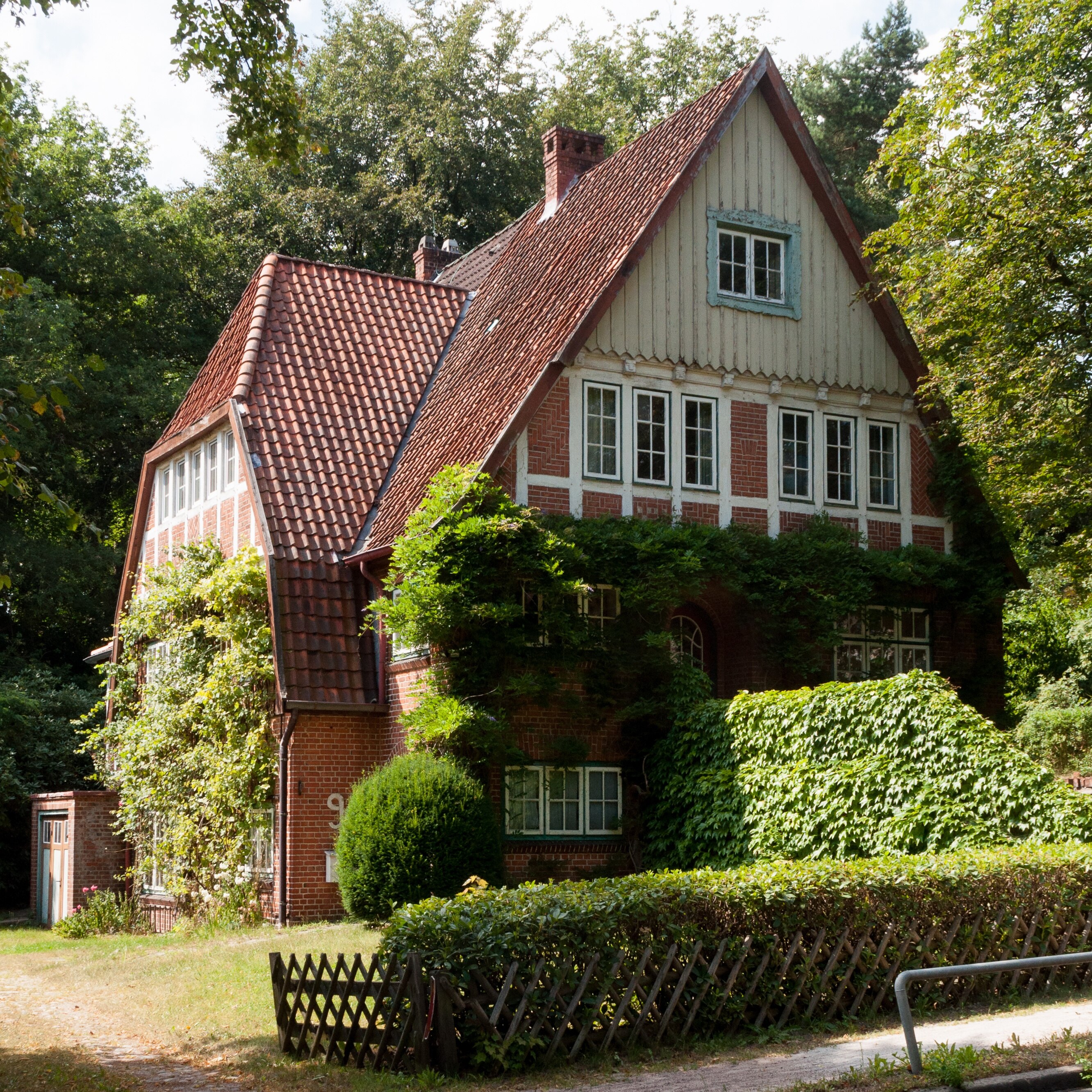 Kuva ”Lemsahl-Mellingstedt” käyttäjältä Ajepbah (CC BY-SA) / rajattu alkuperäisestä kuvasta