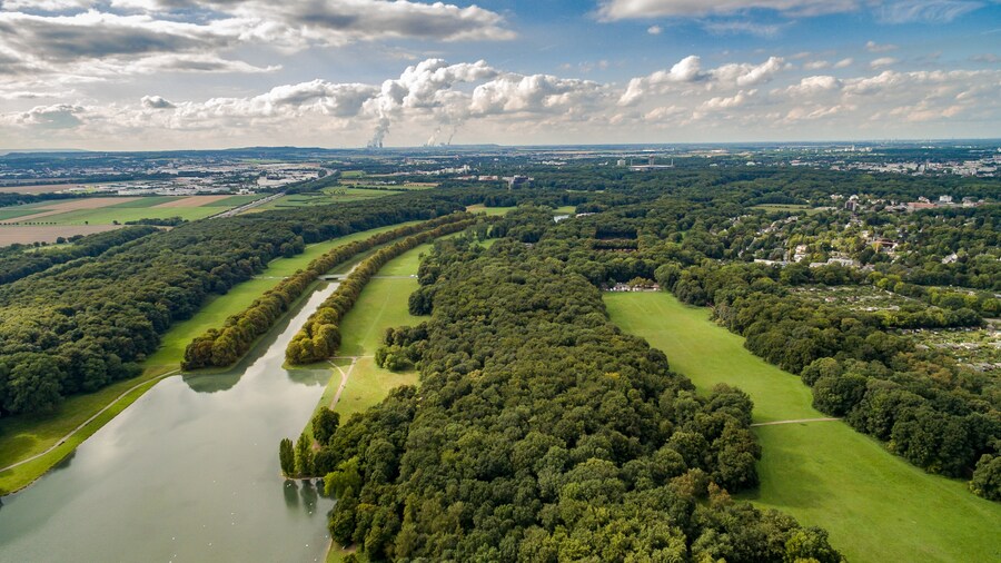 Photo "Der Stadtwald ist ein Erholungsgebiet in Köln. Durch den angelegten Park führt eine angesagte Laufstrecke." by dronepicr (Creative Commons Attribution 2.0) / Cropped from original