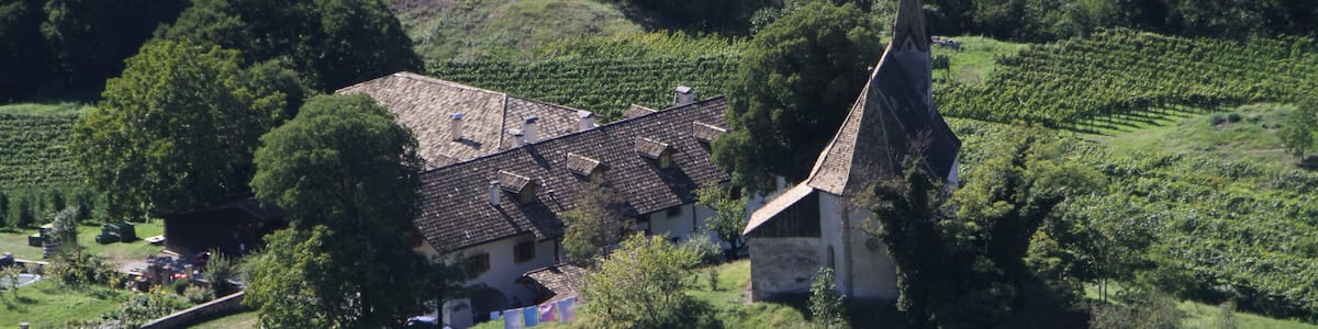 Photo "Kiechelberghof und St. Daniel bei Auer von der Montaner Kehre aus" by HaSt (page does not exist) (Creative Commons Attribution-Share Alike 4.0) / Cropped from original