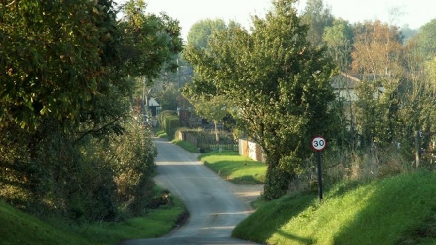 Photo "The hamlet of Mill End, Herts. This shows the start of Mill End, travelling north." by Robert Edwards (Creative Commons Attribution-Share Alike 2.0) / Cropped from original