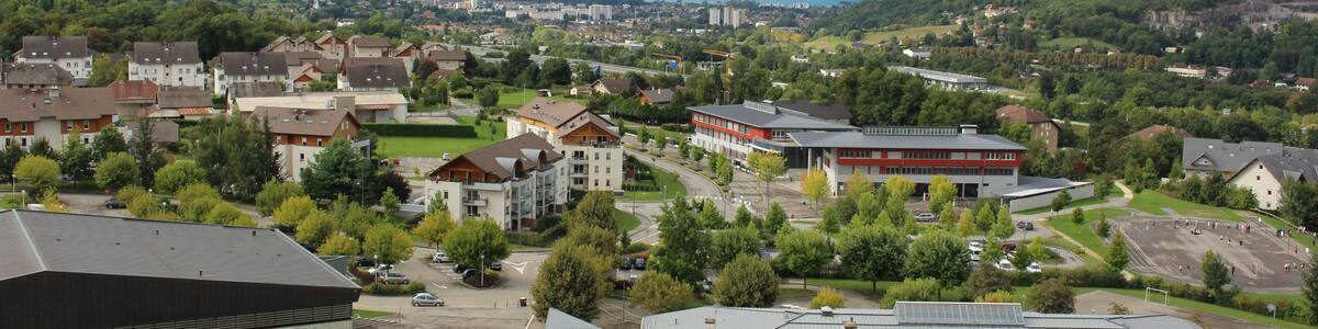 Photo "Грези-Сюр-Экс. Вид на озеро Буржэ" by tiger rus (Creative Commons Attribution 3.0) / Cropped from original