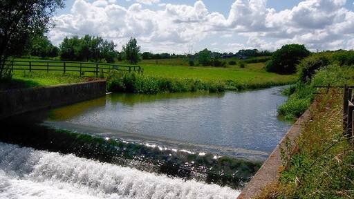 Foto „Maids Moreton“ von Mark R Dornan (CC BY-SA)/zugeschnittenes Original