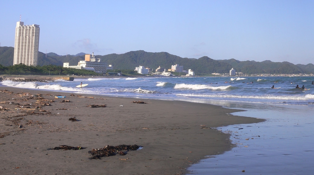 Foto "Maebara Beach" oleh kcomiida (CC BY-SA) / Dipotong dari foto asli