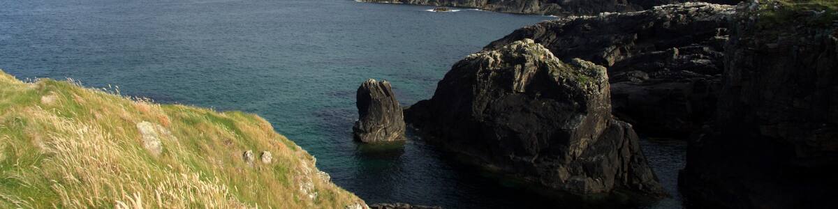 Photo "Dún Éistean Late Medieval Fort near the village Port of Ness, Lewis Island, Outer Hebrids, Scotland" by Chmee2 (Creative Commons Attribution-Share Alike 3.0) / Cropped from original