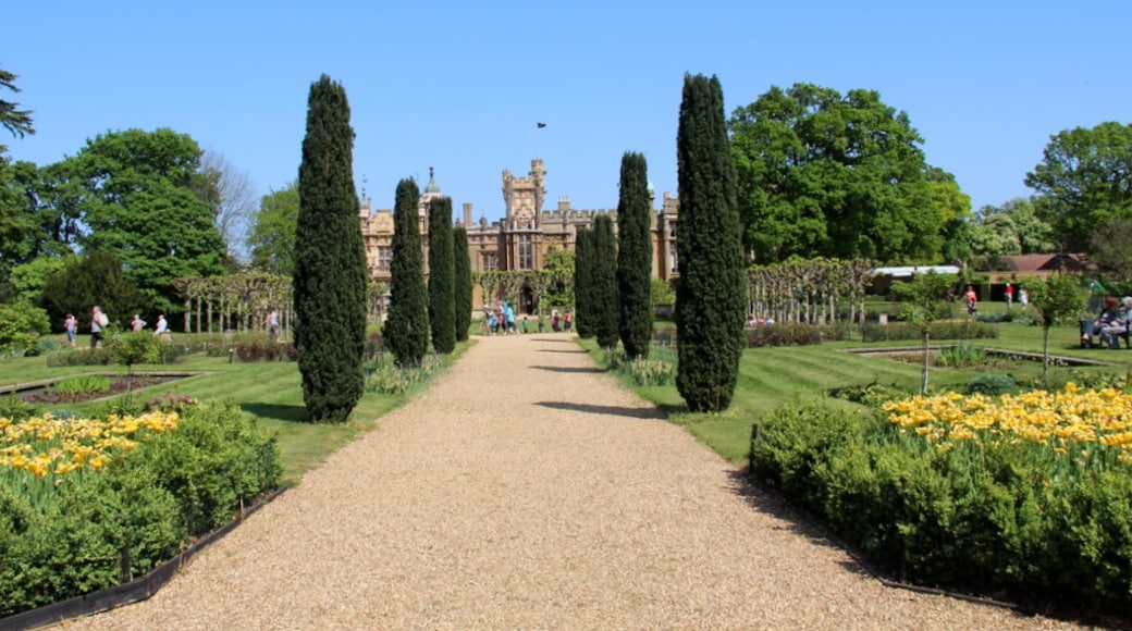 Photo "Knebworth" by Christine Matthews (CC BY-SA) / Cropped from original