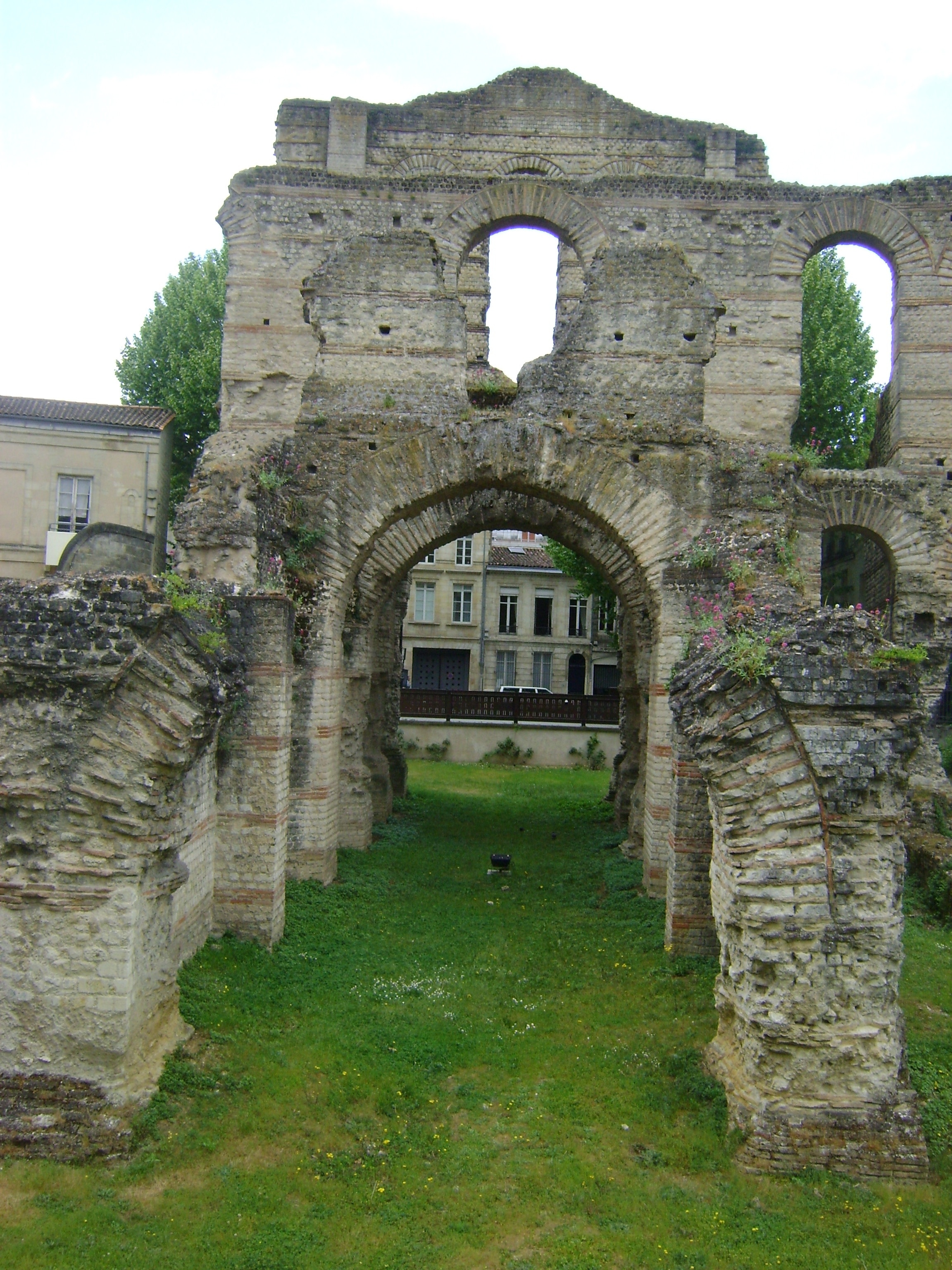 This building is indexed in the Base Mérimée, a database of architectural heritage maintained by the French Ministry of Culture, under the reference PA00083156 .