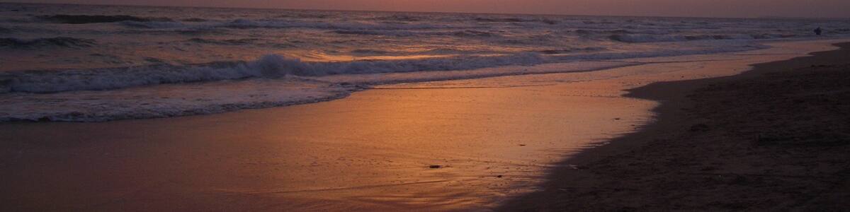 Photo "atardecer estrecho" by Cayetano Roso (Creative Commons Attribution 3.0) / Cropped from original