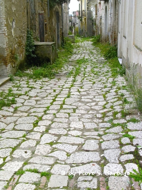 Scorcio del centro storico di Apice, in provincia di Benevento, abbandonato dopo il terremoto del 1962