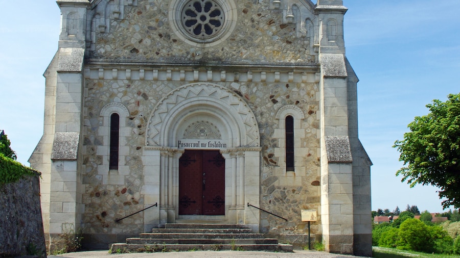 Photo "Argenton-sur-Creuse (Indre) Chapelle de la Bonne-Dame. A la fin du XIIe siècle une vaste forteresse, dotée de dix tours occupait presque deux hectares. "Pendant les guerres du moyen-âge, le château d'Argenton fut assiégé et pris plusieurs fois. Philippe Auguste s'en empara en 1188, et quatre cents après, le 15 mars 1589, Henri IV, dans une de ses lettres, manifeste toute sa joie d'avoir pu prendre miraculeusement une place aussi forte que l'était ce château. (...) Dès l'année 1564, l'intérieur du château n'offrait p^lus que des ruines, tandis que ses énormes tours présentaient encor un front redoutable. (...) Sous le ministère de Richelieu, la destruction du vieux château d'Argenton fut résolue, et des lettres patentes de Louis XIII, du 11 juillet 1632, ordonnèrent la levée des 20 000 livres nécessaires pour subvenir aux frais de cette démolition. Vingt ans plus tard, le parlement cherchant à renouveler les troubles de la Fronde, ordonna de fortifier de nouveau le château d'Argenton, auquel on travailla en 1630 et 1651; mais Louis XIV donna enfin l'ordre de faire sauter tout ce qui restait de ces fortifications." (Dictionnaire géographique, historique, industriel et commercial de toutes les communes de France et de plus de 20,000 hameaiux en dépendant. Par A Girault de Saint Fargeau - 1844) Seule la chapelle castrale fut gardée. La Chapelle de "La bonne Dame" est un reste très remanié, à la fin du 19e siècle, par l'architecte parisien Alfred Trolliet*, de l'ancienne chapelle castrale. La statue de la Bonne-Dame d'Argenton , l'Enfant Jésus sur son bras gauche, étend son bras droit sur la ville, faisant écho à la phrase sur le portail : Posuerunt me custodem, « Ils m'ont placé là pour les protéger ». Cette statue, réalisée en cuivre rouge, avec une charpente intérieure en fer, dorée à la feuille par la Société française d'ornements de Paris est montée en juillet 1899 sur le clocher de la nouvelle chapelle. La statue mesure 6,5 mètres de hauteur et pèse 3 tonnes. On doit à Alfred Trollier l'immeuble des 23 et 25 rue du Capitaine Lagache dans le 17ème à Paris, contruit en 1890." by Daniel Jolivet (Creative Commons Attribution 2.0) / Cropped from original