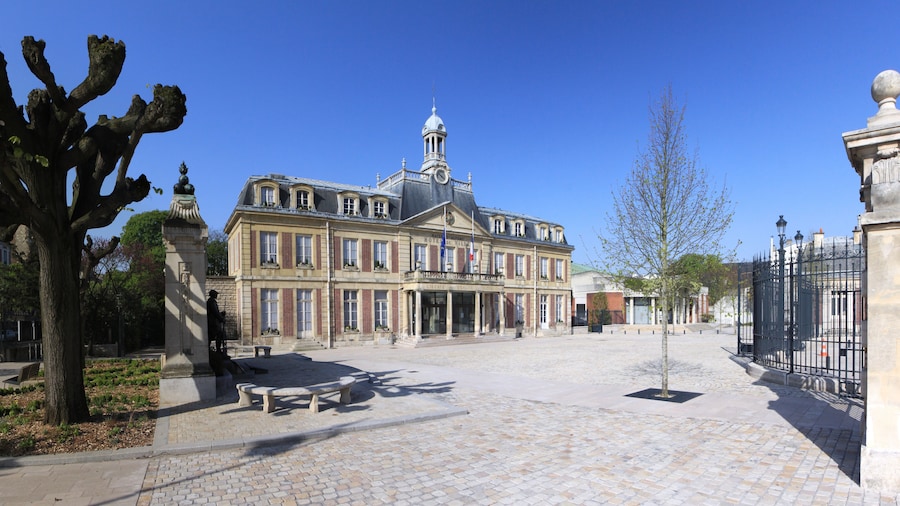 Photo "La mairie de Maisons-Alfort et son parvis." by Thesupermat (Creative Commons Attribution-Share Alike 3.0) / Cropped from original
