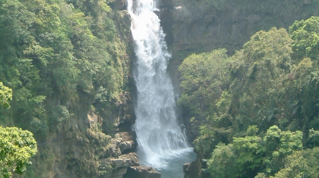 小烏來瀑布，位於台灣桃園縣復興鄉，落差約60公尺。